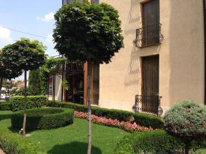 budynek z zielonym dziedzińcem z drzewami i kwiatami w obiekcie Villa Di Poletta w mieście Dobricz