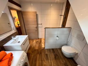 Bad BodenteichにあるFerienwohnung Seeblickの白いトイレと洗面台のあるバスルーム +24枚の写真