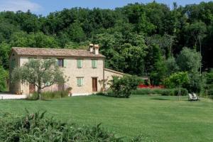 Fratte RosaB&B Casa Cuccagna的草地上一座大型石屋