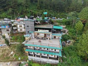 vista sul soffitto di un edificio su una montagna di Dallas Express Hotel & Restaurant a Mussoorie