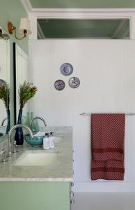 un baño con lavabo y espejo en Hillside House, en Fish Hoek