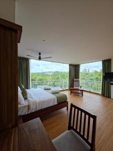 Ένα ή περισσότερα κρεβάτια σε δωμάτιο στο Cardamom Village Hill Resort by EGH
