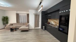 un salon avec un canapé et une table dans l'établissement City Place Luxury, à Târgovişte