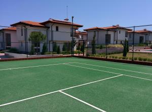Tennis and/or squash facilities at Villas in Complex Trakiyskiy Bryag or nearby