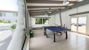 Kemudahan pingpong di Location dans résidence avec piscine à 50m de la plage atau berdekatan