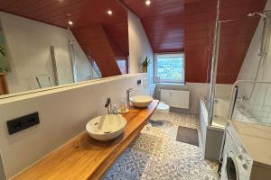 ein Badezimmer mit zwei Waschbecken und einer Dusche in der Unterkunft KUNSTLOFT - Atelier der Auszeit in Marienberg