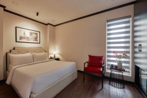 ホーチミン・シティにあるThe Passion Hotel Apartment - City Centralのベッドルーム(白いベッド1台、赤い椅子付) +37枚の写真