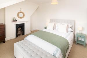 Ένα ή περισσότερα κρεβάτια σε δωμάτιο στο Large flat, central Exeter, sleeps 6, garden