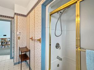 ウェルズにあるSandcastleの浴室のガラス扉付きシャワー +23枚の写真