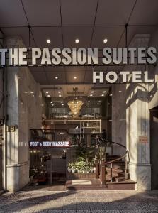 ホーチミン・シティにあるThe Passion Hotel Apartment - City Centralのパッションスイーツホテルと書かれた看板のある建物