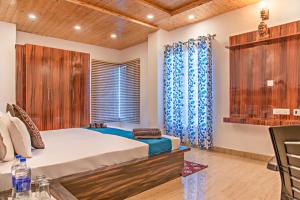 une chambre avec un grand lit et une fenêtre dans l'établissement The Kasauli Western Uphills I Vacations I Family Groups & Events I Forest Treks I Memories I Serviced Apartments I Kasauli By Exotic Stays, à Dharampur