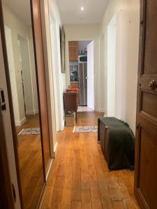 een gang met een deur die naar een keuken leidt met een koffer bij Bedroom in Paris in Parijs