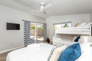 Ένα ή περισσότερα κρεβάτια σε δωμάτιο στο Sunhaven - Private Heated Pool - Walk to Old Town