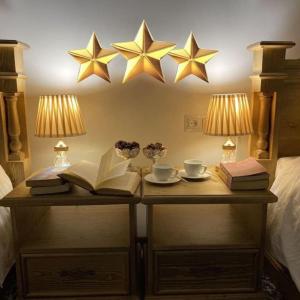 una stanza con due tavoli con stelle e libri di Chorminor Hotel 120 m to Old Town 20 rooms for 50 people Book now pay when you arrive a Bukhara