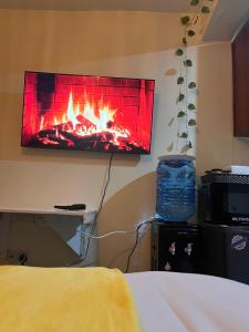 TV colgada en una pared con chimenea en Happy Crest Airbnbs, en Nairobi