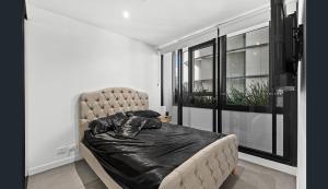 - une chambre avec un lit doté d'une couverture noire et d'une fenêtre dans l'établissement Fortitude Valley Dreamscape, à Brisbane 6 autres photos