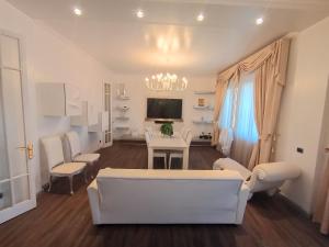 a living room with a white couch and a table at Residenza Tosca in Mantova