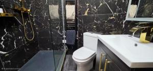 Vannituba majutusasutuses Serenity Cottage A Cosy Retreat in Nottingham - Pass the Keys