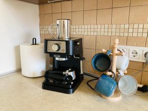 クライペダにあるApartamentai Auksinės Bangos - Free parking - Central getawayのキッチンのブレンダーの隣に置かれたコーヒーメーカー +39枚の写真