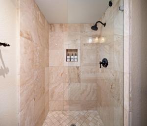 - Baño con ducha y 3 botellas en Biltmore Bliss - Pool - Gym - Tennis/Pickle Ball, en Phoenix 54 fotos más