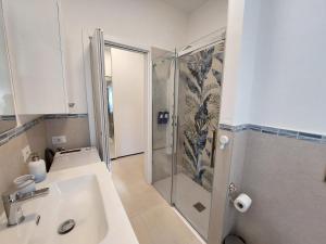 een badkamer met een douche en een wastafel bij Blue Iris - Varese - Laghi Svizzera in Varese