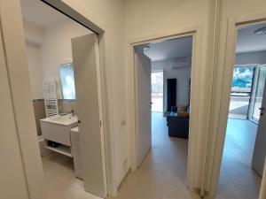 een badkamer met een wastafel en een spiegel bij Blue Iris - Varese - Laghi Svizzera in Varese