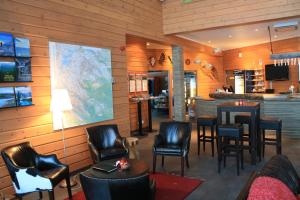 a restaurant with a bar with chairs and a table at Årrenjarka Mountain Lodge in Kvikkjokks Kapell +13 photos