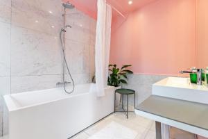 Ένα μπάνιο στο Boutique Baron Osy Suite First Terrace