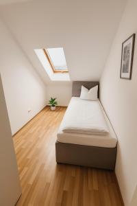 ein Schlafzimmer mit einem Bett auf einem Dachboden in der Unterkunft SUNNYHOME Monteurwohnungen und Apartments in Schwandorf in Schwandorf in Bayern