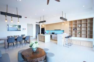 Η κουζίνα ή μικρή κουζίνα στο Svy Ocean View Villa - Beachfront - Only 20m to the Beach +39 φωτογραφίες