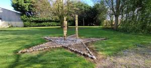 a star in the middle of a yard at Domaine des Célestins - Captive des Sables in Bernay-en-Ponthieu