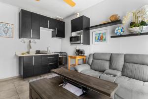 阿瓜迪亚On Island Time的客厅里有一张沙发和一张桌子。