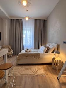 um quarto com uma cama grande em frente a uma janela em TINTURA by BAST - Antresola, OFF Piotrkowska, EC1 ,Stajnia Jednorożca, Winda, Parking na Terenie, Orientarium, Hopa Lupa, ATLAS ARENA em Łódź