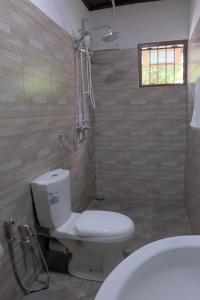 ein Badezimmer mit Toilette und Dusche in der Unterkunft Glen Villa Holiday Home - Galle in Galle