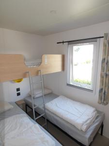 Postel nebo postele na pokoji v ubytování Camping Les Sables Blancs + 44 fotografií