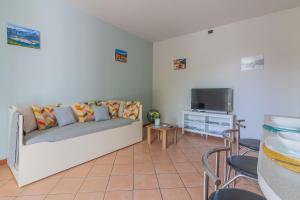 マンデッロ・デル・ラーリオにあるLa Casa sul Fiumeのソファとテレビのあるリビングルーム