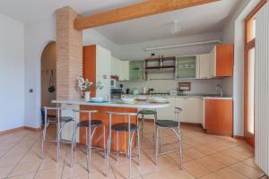 マンデッロ・デル・ラーリオにあるLa Casa sul Fiumeのキッチン(カウンター、スツール付)