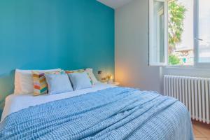 マンデッロ・デル・ラーリオにあるLa Casa sul Fiumeの青い壁のベッド付きの青いベッドルーム1室
