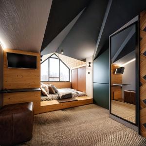 een slaapkamer met een bed en een grote spiegel bij Kaf Mount Erciyes in Hacılar