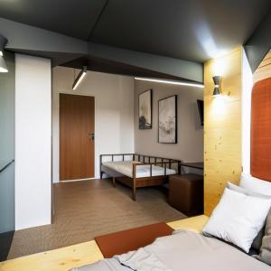 een hotelkamer met een bed en een gang bij Kaf Mount Erciyes in Hacılar