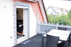 オッフェンブルクにある2 Zimmer Wohnung mit Küche und Terrasseの小さなバルコニー(テーブル、椅子付)、ベッドルーム1室が備わります。