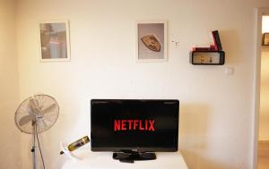 オッフェンブルクにある2 Zimmer Wohnung mit Küche und Terrasseのデスク上に座るコンピューターモニター