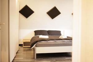 オッフェンブルクにある2 Zimmer Wohnung mit Küche und Terrasseの白い部屋にあるベッドのある寝室