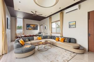 un salon avec un canapé et une table dans l'établissement SaffronStays Raaga, à Udaipur