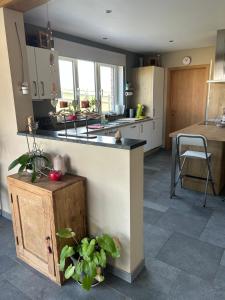 Una cocina con una encimera y una mesa dentro. en Au Pré Bonheur, en Houyet
