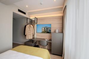 オッフェンバッハにあるEast Five Hotelのベッドと机のある寝室