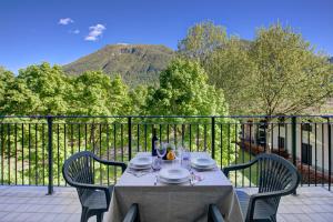 ポルレッツァにあるSuperior Village Apartments - Porto Letiziaの山の景色を望むバルコニー(テーブル付) +67枚の写真