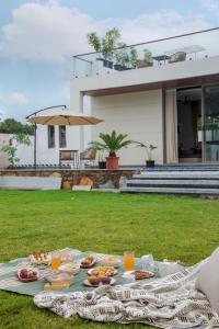 une table avec de la nourriture dessus dans une cour dans l'établissement SaffronStays Raaga, à Udaipur