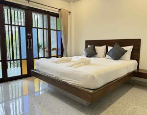 Giường trong phòng chung tại The Rinya Hotel Koh Phangan +59 ảnh