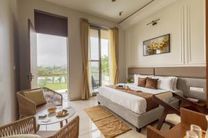 une chambre avec un lit et un salon dans l'établissement SaffronStays Raaga, à Udaipur 47 autres photos